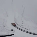 Transfăgărășan închis: șoseaua acoperită de zăpadă și ceață în munți, între Bâlea Cascadă și Piscul Negru