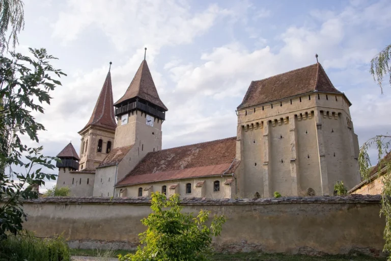 Casa parohială din Șeica Mică, monument din 1754, scoasă la vânzare. Conducerea CJ Sibiu propune să nu o cumpere