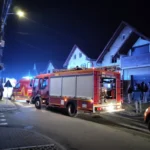 Locul tragediei incendiu Tălmaciu, cu pompieri și martori la fața locului