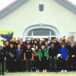 Polițist conductor de câine de serviciu antrenează un câine de rasă germană