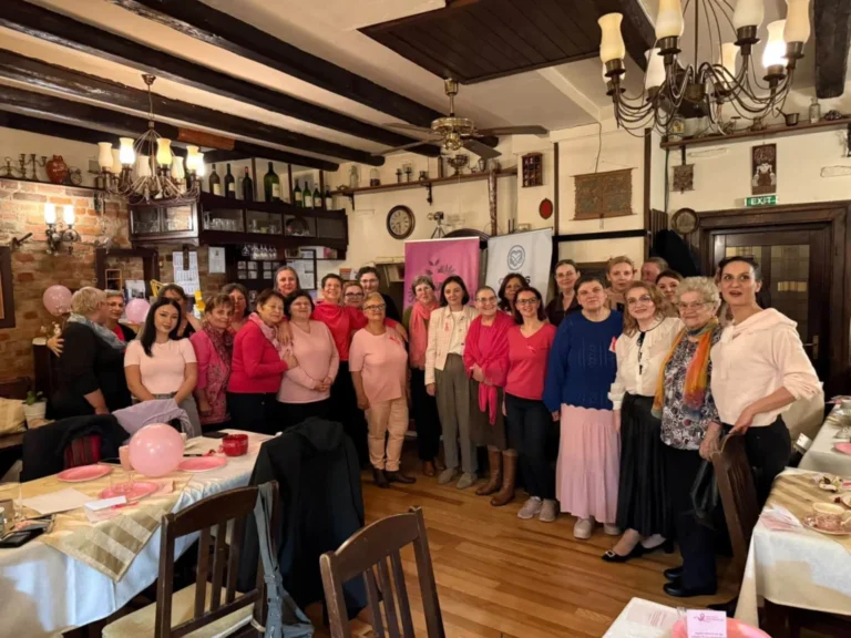 „Pink Tea Time” la Sibiu: o seară dedicată informării și sprijinului pentru femeile afectate de cancer