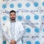 Dr. Nicolas Ion, medic specialist ortoped, zâmbind în sala de consultații